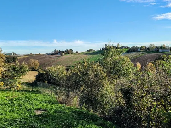Ensemble immobilier isolé avec vue imprenable sur la campagne, sur près de 3 hectares