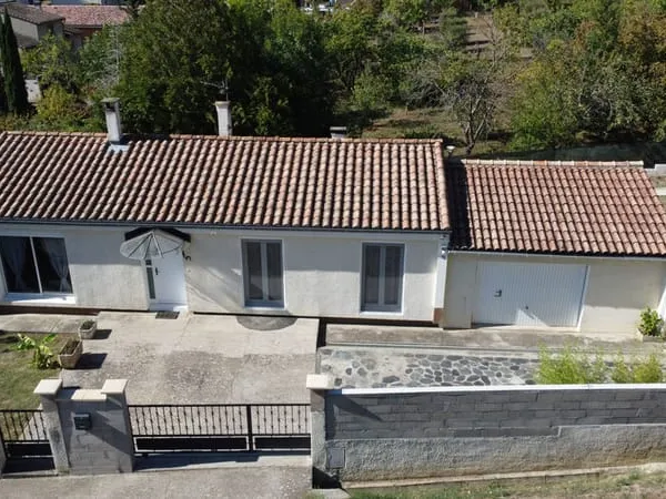 Villa plain pied de 100m2 avec piscine, jardin, grand garage, pompe à chaleur et panneaux photovolta