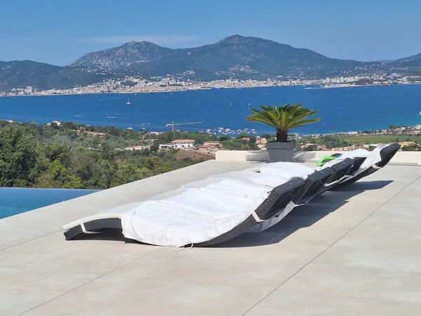 Propriété contemporaine récente avec vue mer et piscine - Porticcio