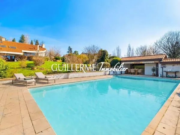 Maison 8 pièces 250 m²