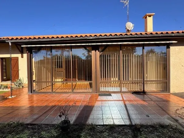 Agréable maison de plain-pied avec studio et garage de 30 m²