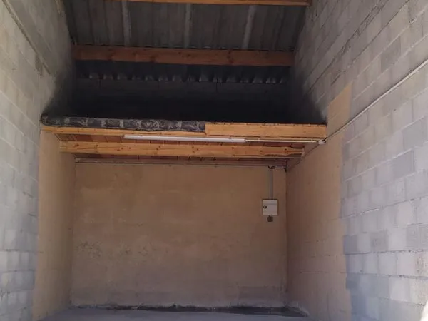 Garage 25,5 m² + mezzanine - Caille - électricité incluse - 170 /mois
