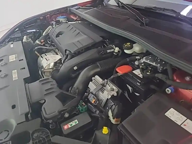 Peugeot 308 phev 180 e-eat8 — photo 15