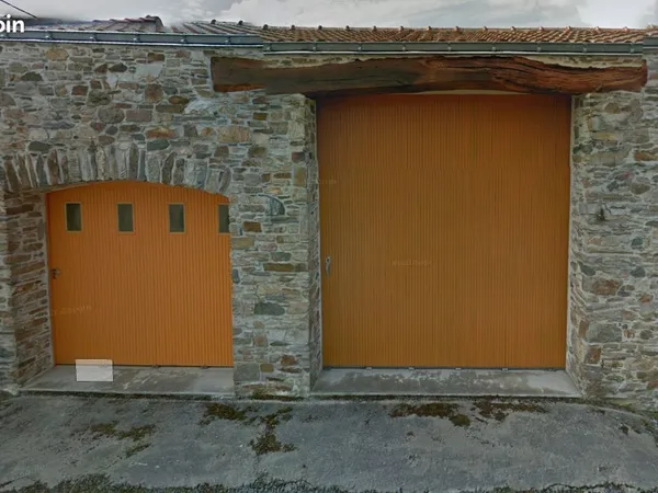 Grand garage et cour aménageables