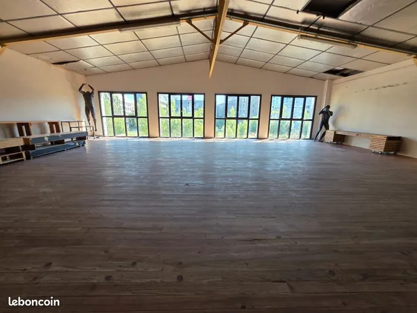 Local commercial salle de 140m² lumineux - Idéal Théâtre, Danse, Yoga, Sport