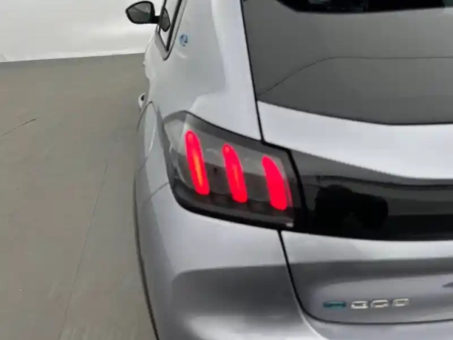 Peugeot 208 electrique 50 kwh 136ch — photo 17