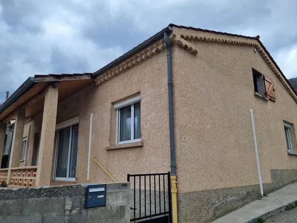 Maison de village de plain pied avec garage