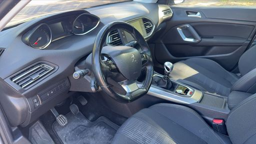 Peugeot 308 SW 1.5 BlueHDi 130 - Allure – 2018 – 114193 km – Diesel – Boîte Manuelle — photo 25