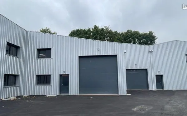 LOCAL D'ACTIVITÉ / ENTREPÔT 360 m² - PORTE SECTIONNELLE 4x4 m MOTORISÉE - SITE CLOS