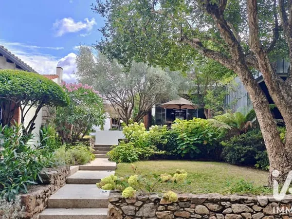 Maison 5 pièces 242 m²