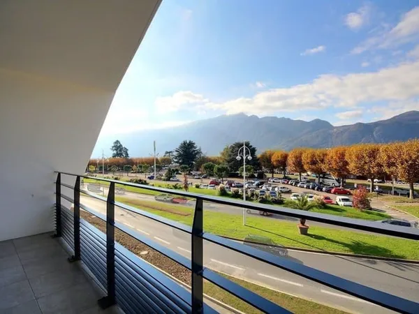 Aix-les-Bains (73) - À deux pas du lac, T3 de standing avec terrasse de 21 m² et vue Dent du Chat