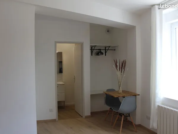 Studio 20 m2 meublé et refait à neuf