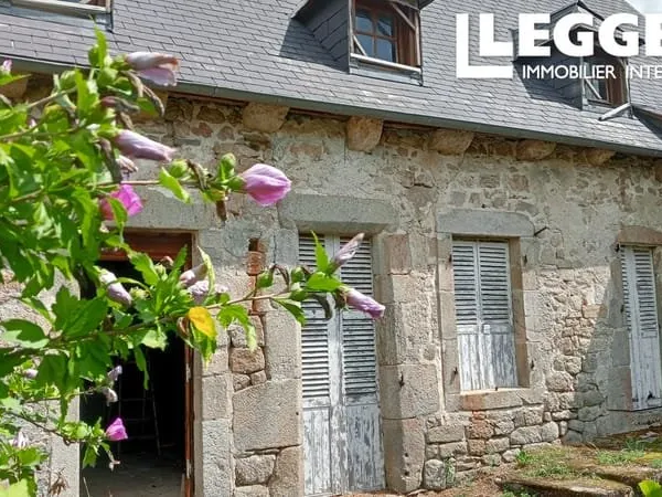 Grande maison de village de caractère à rénover entièrement. Jardin et puits.