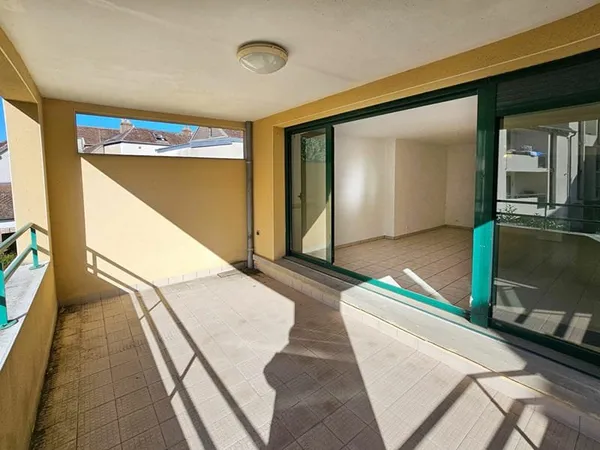 Sens centre ville - résidence récente avec ascenseur - 3 pièces de 70 m2.