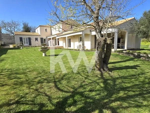 Rare : maison contemporaine de 217 m² avec DPE B sur 2 111 m²