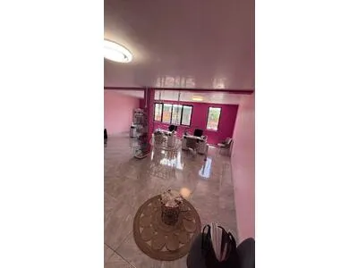 1 local commerciaux de 55.60m2 avec place de parking en sous sol à Dillon