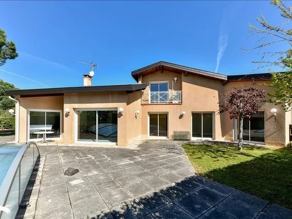 Maison 7 pièces 258 m²