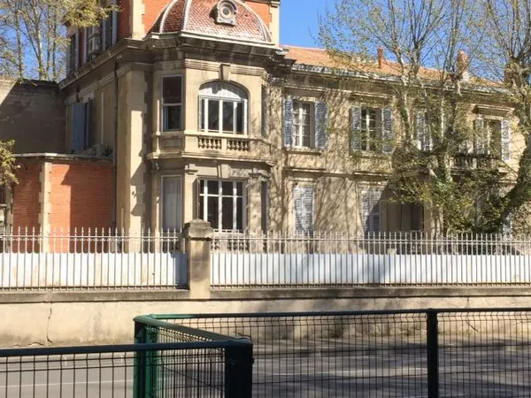 Meublé loué à l'année en centre ville avec parking