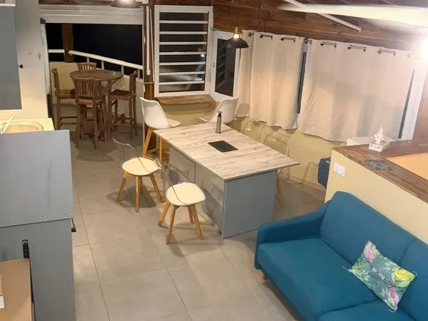 A louer magnifique haut de villa deux pièces meublé