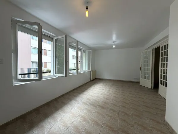 Appartement T3 avec parking et cave.
