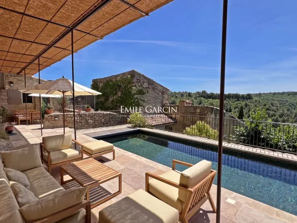 A vendre - Demeure de village de caractère restaurée avec piscine face au Luberon