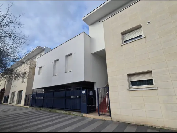 Appartement T4 91m2,balcon, cellier 2 parkings