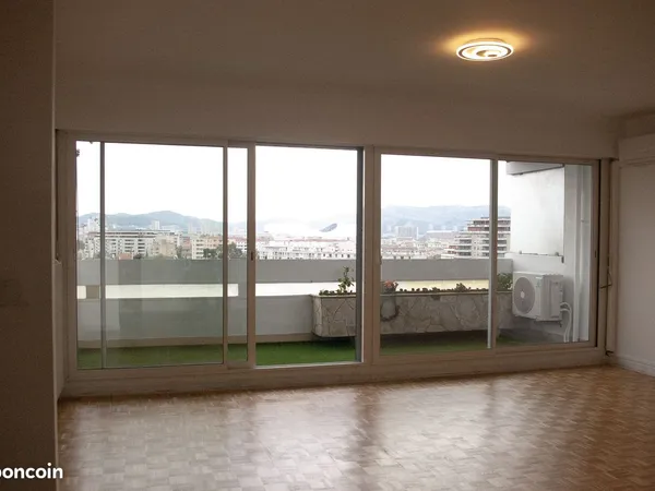 Marseille 13010 — T3 rénové de 72 m² — Balcon de 10 m² avec vue dégagée — Parking en sous-sol
