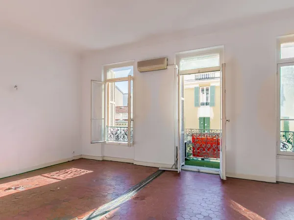Vaste appartement familial dans immeuble niçois du centre de Nice, à rénover