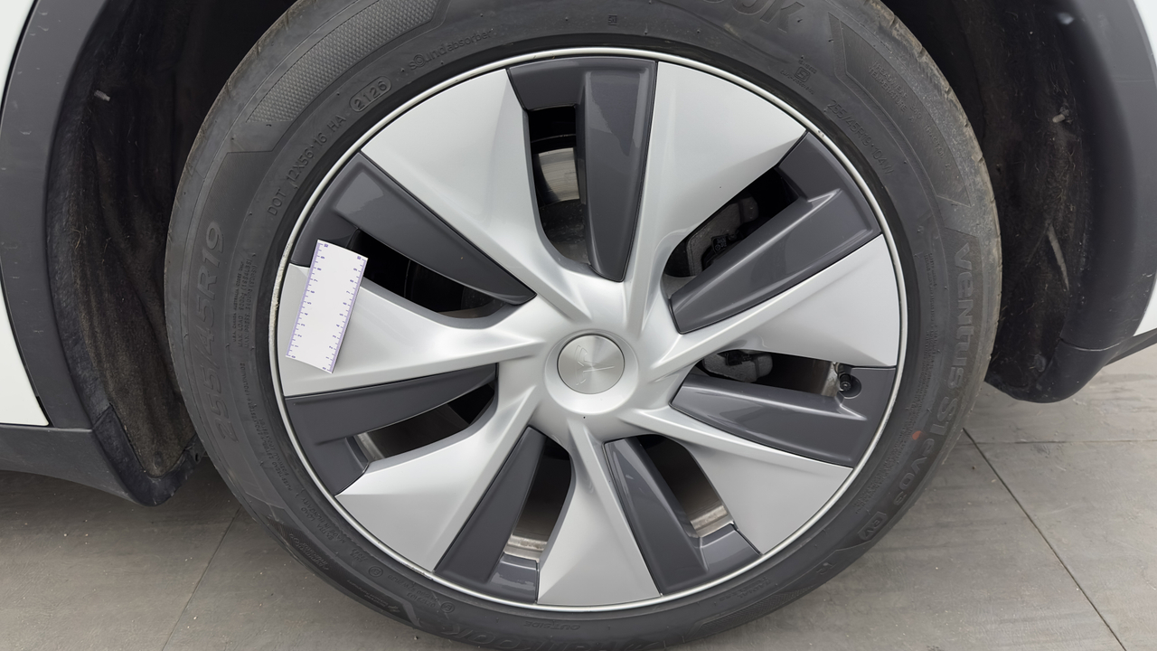 Tesla MODEL Y Long Range RWD — photo 35