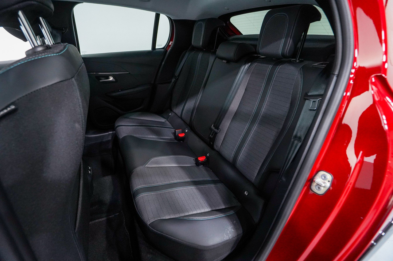 Peugeot 208 — photo 32