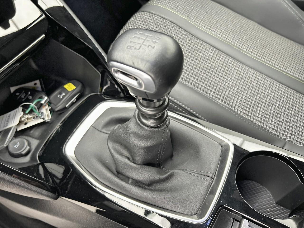 Peugeot 208 puretech 100 s&s bvm6 gt — photo 17