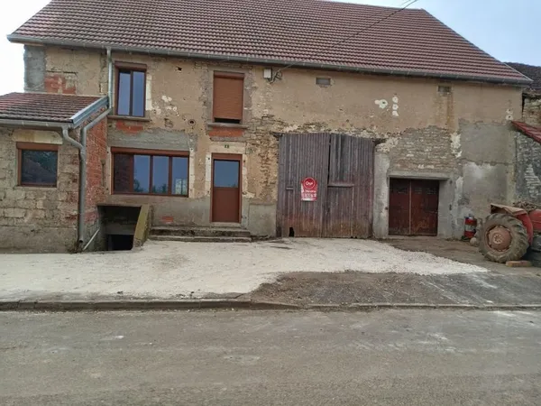 ancienne ferme entree de village sans vis a vis