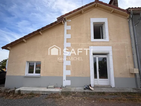 maison mitoyenne entièrement rénovée se composant de trois chambres dont une suite parentale ainsi q