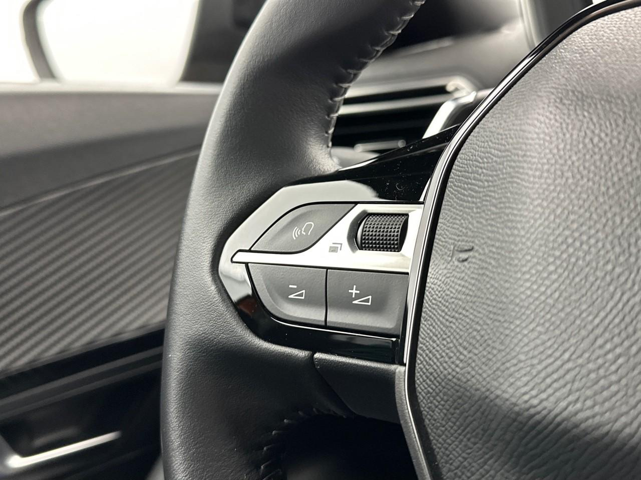 Peugeot 2008 puretech 130 s&s eat8 allure pack — photo 19