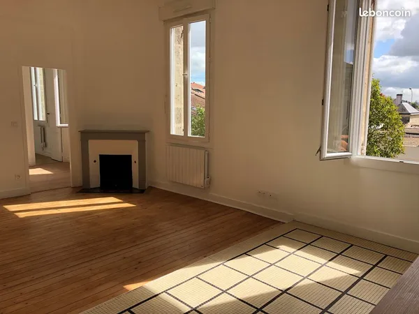 T2 bis au pied du tram dans immeuble en pierre limite Talence - Bordeaux