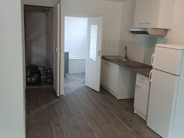 Immeuble, 4 appartements, 1 local commercial, 1 jardin.
