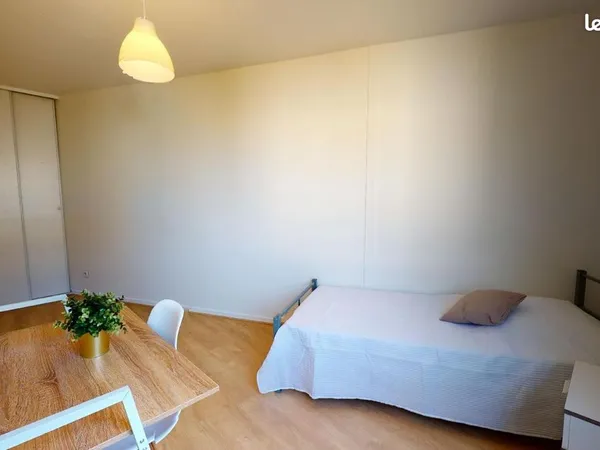 Chambre 6 pièces 104 m²