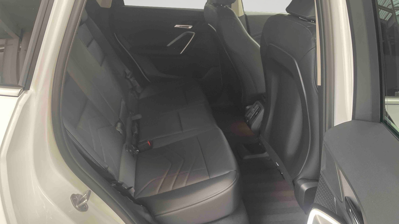 BMW iX1 eDrive20 — photo 13