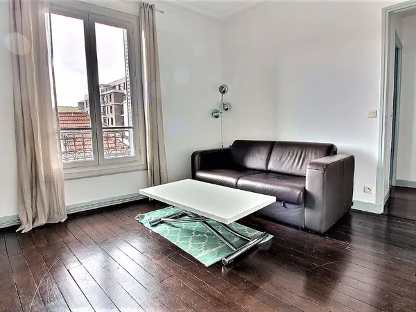 Suresnes Centre-ville Carnot-Gambetta ? Appartement 3 pièces avec loggia dans un bel immeuble ancien