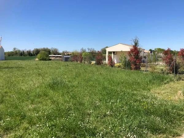 Terrain de 789 m² à St Germain de Lusignan