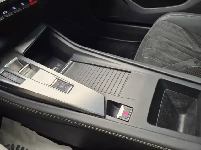 Peugeot 308 phev 225 e-eat8 — photo 13