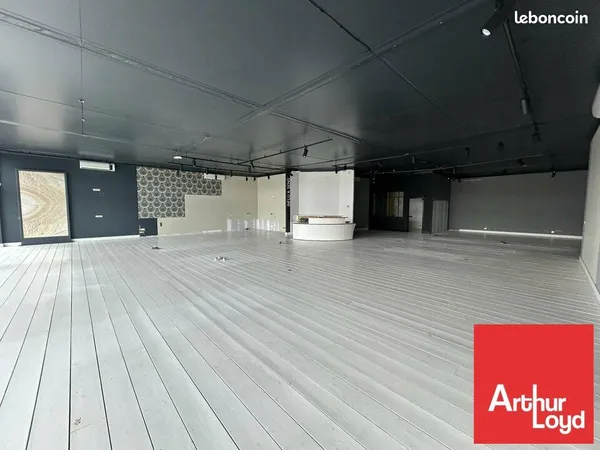 Local commercial 422 m² MIGNE AUXANCES