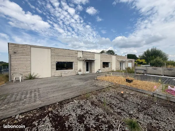 Maison de plain-pied de 198 m² et 3 chambres avec terrain de 1 023 m²