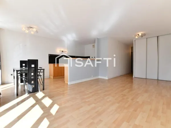 Bel appartement de quatre pièces ! Ravalement réalisé récemment !