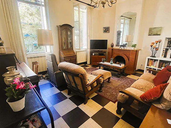 Bas de la rue Paradis , bel appartement T5 dans immeuble Bourgeois