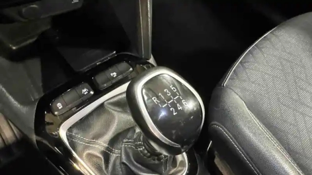 Opel Corsa 1.2 turbo 100 ch bvm6 — photo 27