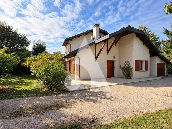 MOUXY Maison mitoyenne avec jardin et beau potentiel