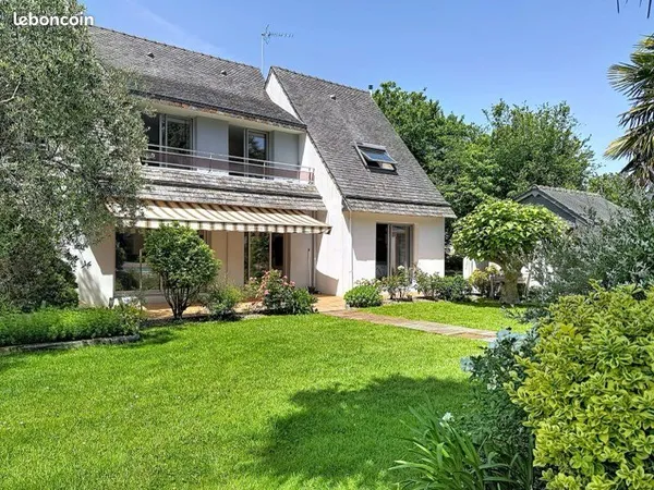 Maison familiale avec piscine, grand jardin et grands garages