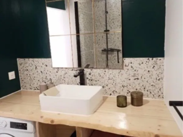 À vendre studio rénové avec terrasse et parking