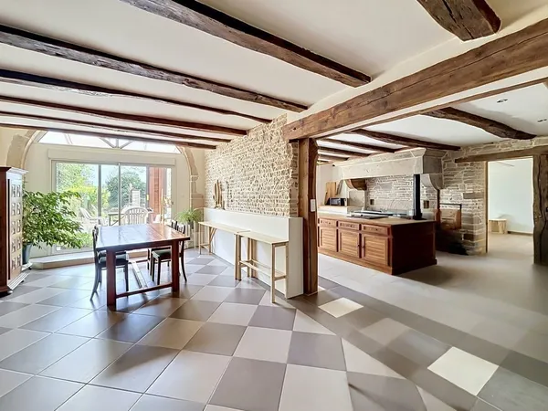 ? Maison de caractère avec dépendances + 3 448 m² de terrai